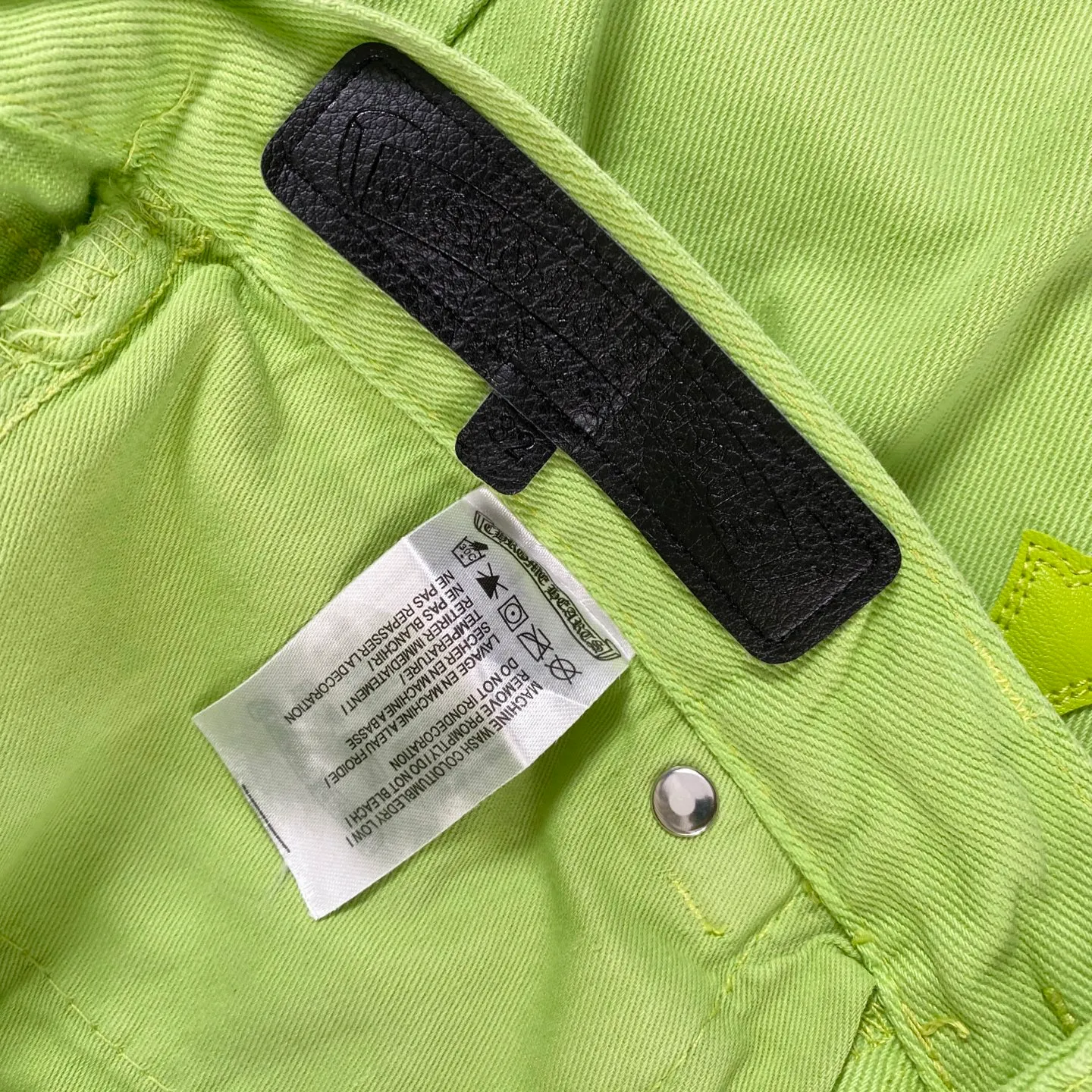 P250 chrome hearts 2025 two-color cross patch leather apple green jeans vi Top heavy industry fashionable design] Consistent high street luxury style creation. Speaking of this style, the Zangyin family and GU family are definitely the leading representative brands. Especially the Zangyin family has really achieved a state-of-the-art effect in creating high street style. The unique washed material is used to create this style. The color system is quite eye-catching. After it is decorated with patchwork cross flowers, it cleverly highlights the charm of the brand. Secondly, this style uses classic The classic high-waist cutting design highlights the long legs and fashionable temperament of the upper body. The brand is highly recognizable and the slim fit configuration is more suitable for daily wear. It is a product that interprets personality, fashion, and specifications at a glance. This single product is enough to make any fan excited. It can be a white T-shirt for youthful preppy style, or a tight suspender for lady style. It has strong matching ability and can be easily controlled by men.  [Materials and craftsmanship] Needless to say, this point goes without saying. As an excellent craftsman brand, Zangyin’s requirements for details and craftsmanship are really perfect. The washed color of this model has gone through so many processes, not to mention the embellishment of denim appliques. It is also purely hand-made and sewn. Just like what they believe in, only hand-made things have soul and have the meaning of wear. A top-notch heavy-duty fashionable denim item, I look forward to your perfect interpretation! !  Size:28-36